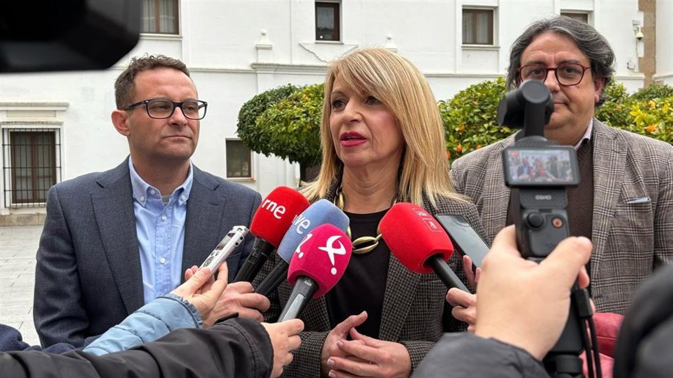 La portavoz del Grupo Parlamentario Socialista en la Asamblea de Extremadura, Piedad Álvarez, atiende a los medios de comunicación