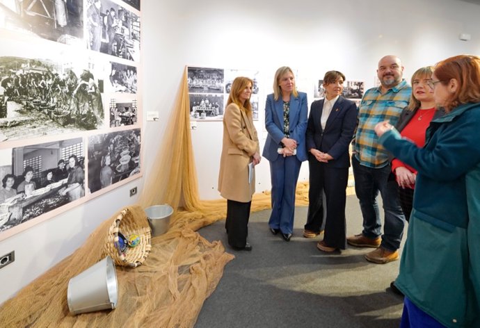 Presentación de la muestra sobre las conserveras que exponen las Juntas Generales de Bizkaia en Bilbao.
