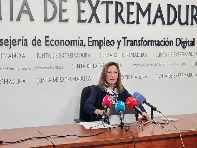 La secretaria general de Empleo, María José Nevado, en rueda de prensa para valorar los datos de paro en febrero