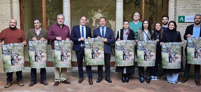 Foto de familia con el delegado de la Junta y el alcalde de El Real de la Jara tras la presentación del 'Rito Gastronómico de la Matanza del Cerdo Ibérico', en un acto celebrado en la sede del Gobierno andaluz.