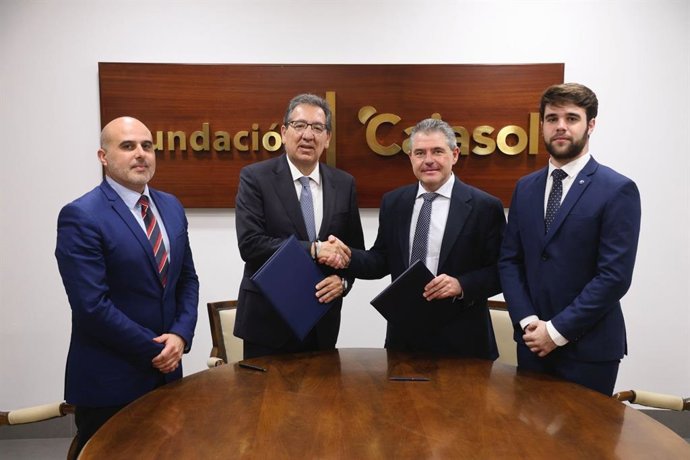 Antonio Pulido y Manuel Murillo se dan la mano tras la firma del convenio.