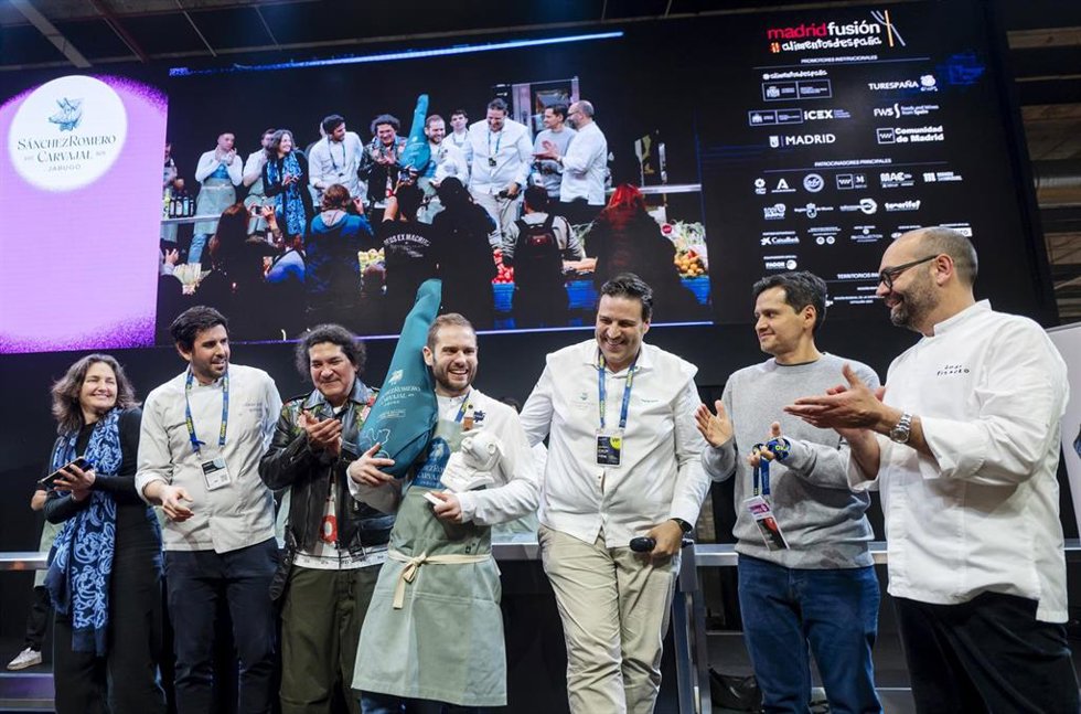 Archivo - El cocinero del Restaurante Simpar, Axel Smith (4i), gana el XI Campeonato a la Mejor Croqueta de Jamón Ibérico en la XXIII edición de Madrid Fusión Alimentos de España, en IFEMA,