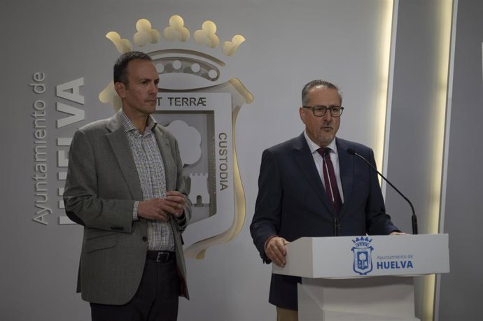 Archivo - El teniente de alcalde de Economía y Hacienda, Francisco Muñoz, y el concejal de Seguridad Ciudadana, José Manuel Moreno, este martes en rueda de prensa.