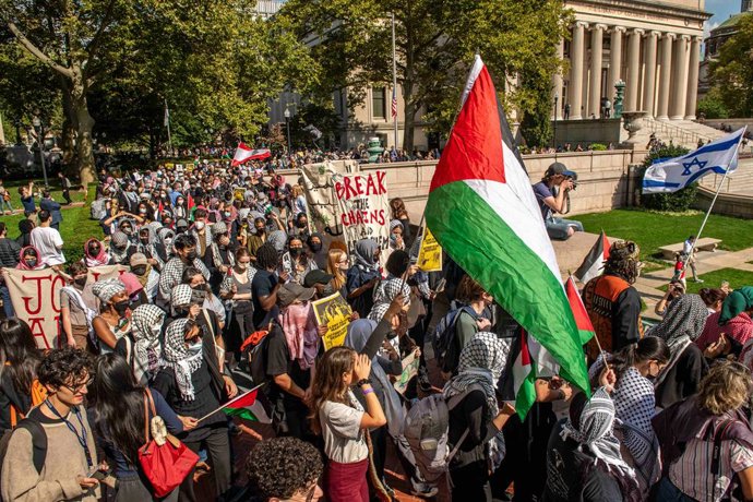 Archivo - 7 de outubro de 2024, Manhattan, Estados Unidos: Estudantes pró-palestinos da Universidade de Columbia marcham pelo pátio da universidade. Uma marcha e um comício pró-palestinos foram realizados no pátio da universidade. Mais de duzentos estudan