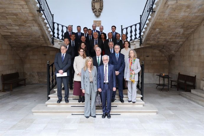 La presidenta del TS y el CGPJ, Isabel Perelló, y el presidente del TSJIB, Carlos Gómez, en el Palacio de Justicia junto a presidentes y presidentas de TSJ.