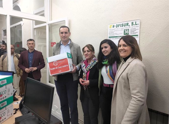 Juan Latorre, acompañado de compañeros. Presenta los avales a su precandidatura a la Secretaría General del PSOE de Jaén.