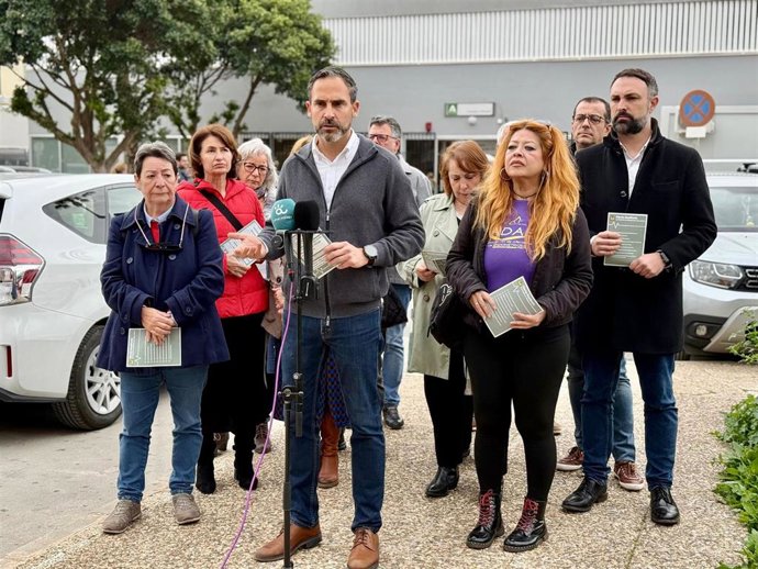 El portavoz municipal del PSOE, Daniel Pérez, en rueda de prensa junto con concejales de su grupo municipal y de las representantes de la Asociación Estatal de Endometriosis y de la Plataforma Violencia Cero
