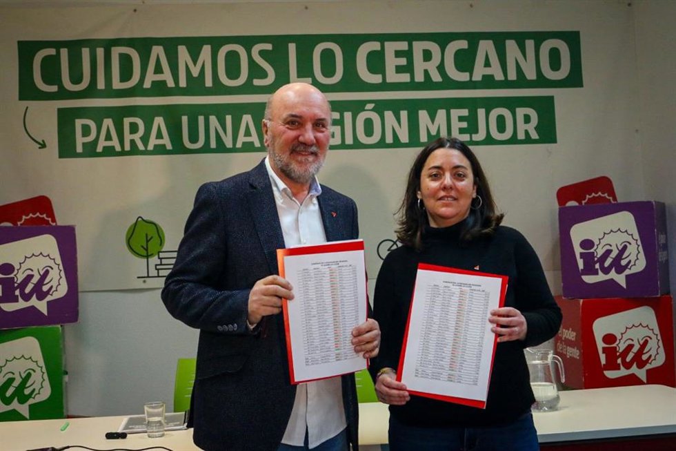 El actual coordinador de IU-Verdes de la Región de Murcia, José Luis Álvarez.Castellanos, y la cabeza de lista de la candidatura, Penélope Luna