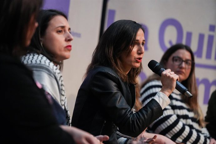 La eurodiputada Irene Montero (i)  y la secretaria general de Podemos y diputada, Ione Belarra (c), durante un encuentro de Podemos con la militancia, en el Jardín Botánico, a 2 de marzo de 2024, en Valencia, Comunidad Valenciana (España). 