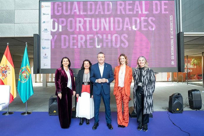 El presidente de la Diputación, con las galardonadas en los Premios Guiomar.