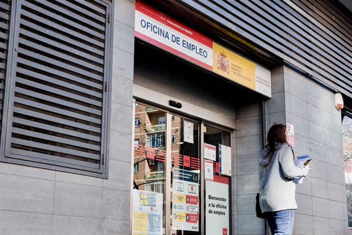 Una mujer pasa por una oficina del SEPE, a 4 de febrero de 2025, en Madrid (España). 