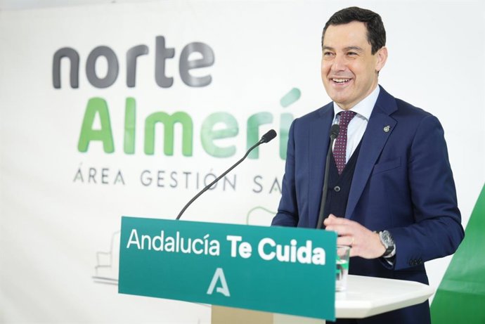 El presidente de la Junta de Andalucía, Juanma Moreno, interviene en la inauguración del centro de salud de Mojácar (Almería).