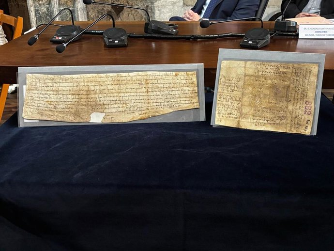 Los documentos ‘Nodicia de Kesos’ (959) y  ‘Donación del Rey Silo’ este martes en la sala capitular de la Catedral de León