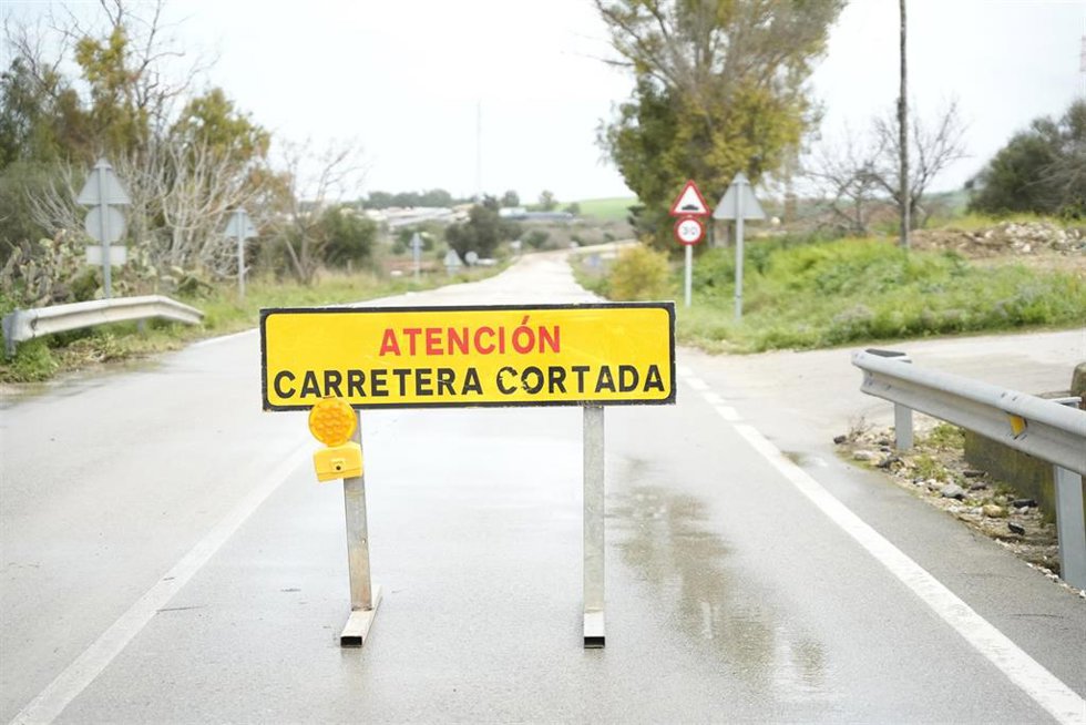 Carretera cortada al tráfico por balsas de agua en una vía de la zona rural de Jerez de la Frontera (Cádiz)