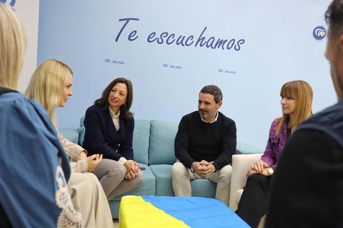 La presidenta del PP de Málaga, el secretario general provincial, la vicesecretaria de Sociedad del Bienestar y la coordinadora de la plataforma 'Todos Somos Uno' en una reunión con asociaciaciones de ucranianos