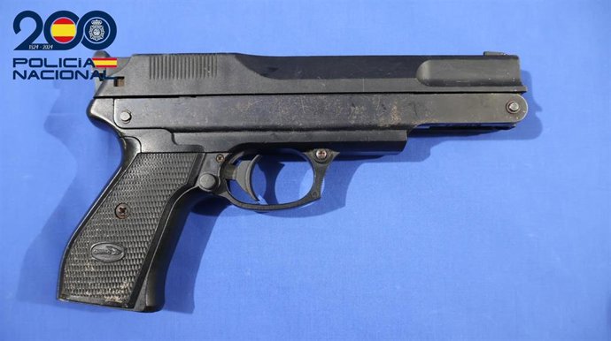 La pistola de aire comprimido que portaban los tres detenidos y de la que se deshicieron durante la persecución policial.