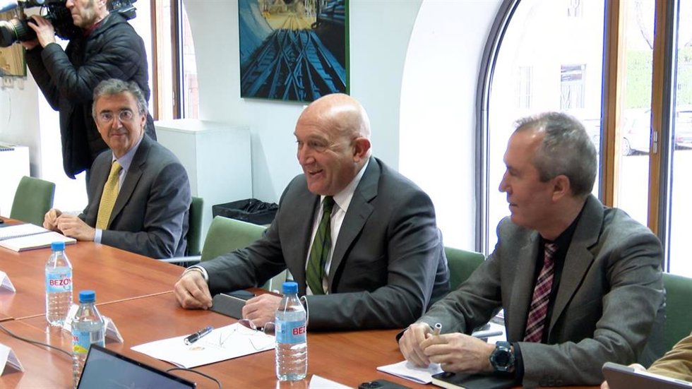 El alcalde de Valladolid, Jesús Julio Carnero, durante la reunión del Consejo de Administración de la Sociedad Valladolid Alta Velocidad (SVAV) en la que también participa el secretario de Estado de Transportes y Movilidad Sostenible, José Antonio Santa