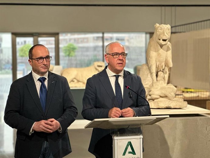 Jesús Estrella (d), junto a José Ayala, informa sobre la exposición permanente del Museo Íbero.