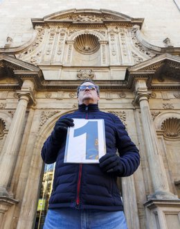 El actor César Vea con un cartel el día que inició  la huelga de hambre