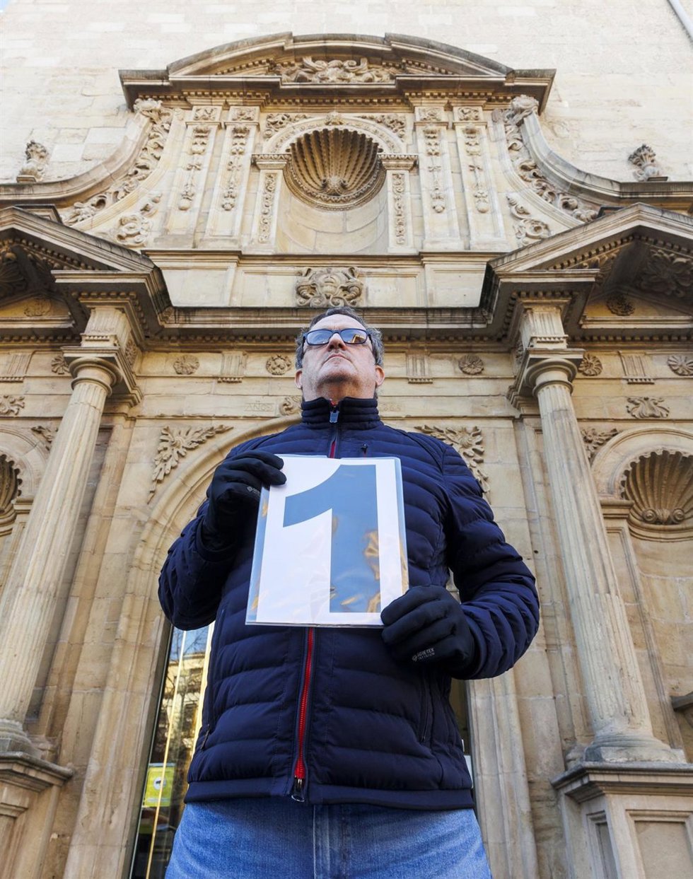 El actor César Vea con un cartel el día que inició  la huelga de hambre