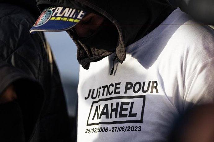 Archivo - Arquivo - 19 de novembro de 2023, Paris, França: Adolescente com camiseta branca que diz "Justiça para Nahel" vista durante a manifestação. Cerca de 500 pessoas se manifestaram na Place Nelson Mandela, em Nanterre, nos arredores de Paris, contra