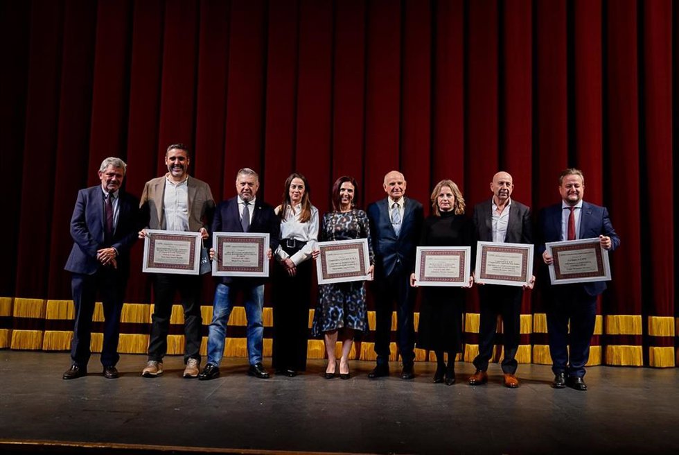 Representantes del Ayuntamiento de Almería, la Junta de Andalucía y la Diputación provincial reciben los Indalos de Oro durante la gala de la Confederación de Teatro y Carnaval de Andalucía (Coteca), celebrada en el Auditorio Maestro Padilla de Almería.