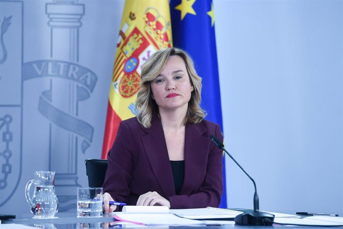 La ministra de Educación, FP y Deportes y portavoz el Gobierno, Pilar Alegría, durante una rueda de prensa posterior a la reunión del Consejo de Ministros, en el Palacio de la Moncloa, a 4 de marzo de 2025, en Madrid (España).