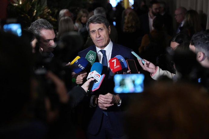 Archivo - El delegado del gobierno en Andalucía, Pedro Fernández atiende a los medios de comunicación en imagen de archivo.