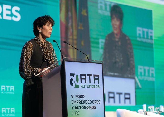 La ministra de Inclusión, Seguridad Social y Migraciones, Elma Saiz, interviene durante la clausura del VI Foro Emprendedores y Autónomos organizado por la Federación Nacional de Trabajadores Autónomos (ATA), a 4 de marzo de 2025, en Madrid (España).