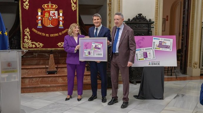 Presentación del cupón de la ONCE para el 8M con el delegado del Gobierno en Andalucía, Pedro Fernández, en el centro en la imagen
