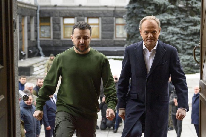 22 de janeiro de 2024, Kiev, Oblast de Kiev, Ucrânia: O presidente ucraniano Volodymyr Zelenskyy, à esquerda, acompanha o primeiro-ministro polonês Donald Tusk ao chegar para discussões bilaterais no Palácio Mariinskyi, em 22 de janeiro de 2024, em Kiev, 