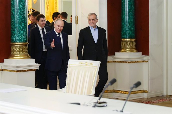 Archivo - Arquivo - 18 de janeiro de 2025, Moscou, Rússia: O presidente russo VLADIMIR PUTIN (à esquerda) e o presidente iraniano MASOUD PEZESHKIAN (à direita) chegam para participar de uma cerimônia de assinatura no Kremlin, em Moscou. O presidente irani