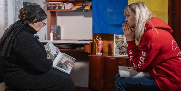Una trabajadora de Cáritas con una mujer ucraniana.