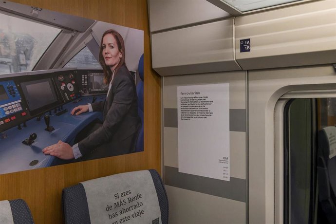 Una de las fotos que conforman la exposición de Renfe 'Ferroviarias', en un AVE que recorrerá la geografía española.
