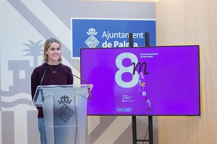 La teniente de alcalde y regidora de Igualdad del Ayuntamiento de Palma, Lourdes Roca, en rueda de prensa.