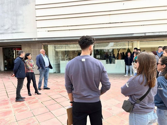 La delegada de Empleo, Empresa y Trabajo Autónomo, María Dolores Gálvez (segunda por la izda.), en su visita a La Rambla.