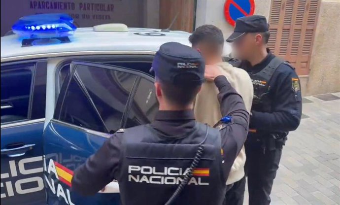 El hombre detenido por el atropello a un joven en s'Illot es introducido en el vehículo policial por dos agentes