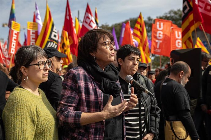 La diputada de ERC en el Parlamento Europeo y adjunta a la presidencia del partido, Diana Riba, en una atención a los medios antes de la manifestación de CCOO y UGT por la reducción de la jornada laboral