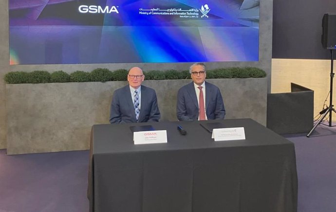 El ministre de Comunicacions i Tecnologies de la Informació de Qatar, Ali bin Mohammed al-Mannai, i el CEO de la GSMA, John Hoffman