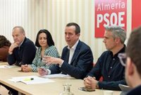El PSOE de Almería acusa a Juanma Moreno de "infrafinanciar" a los ayuntamientos y exige que aumente los fondos