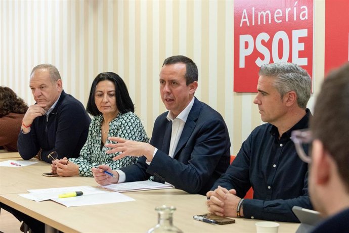 El secretario general del PSOE, José María Martín, junto a alcaldes y alcaldesas de la provincia de Almería.