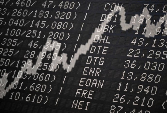 Archivo - FILED - 21 February 2024, Hesse, Frankfurt_Main: A display board is shown in the trading hall of the Frankfurt Stock Exchange. 