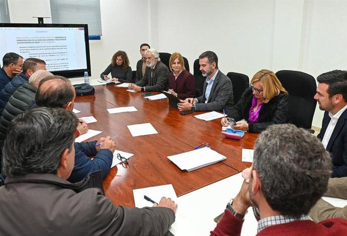 El consejero de Agricultura, Pesca, Agua y Desarrollo Rural, Ramón Fernández-Pacheco, en una reunión con la comunidad de regantes de Guadalcacín en Jerez de la Frontera (Cádiz).