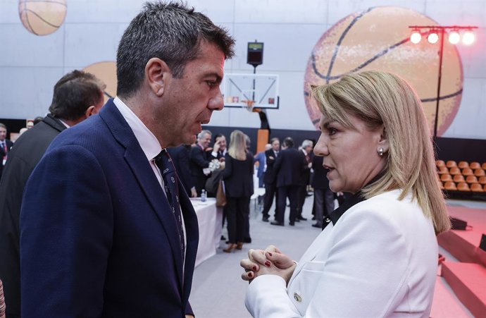 El president de la Generalitat Valenciana, Carlos Mazón, i la vicepresidenta primera i consellera de Servicis Socials, Igualtat i Habitatge, Susana Camarero, durant l'assemblea general de l'Associació Valenciana d'Empresaris (AVE)
