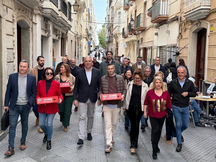 Ruiz Boix llegando a la sede del PSOE para presentar los avales de su candidatura a secretario general.