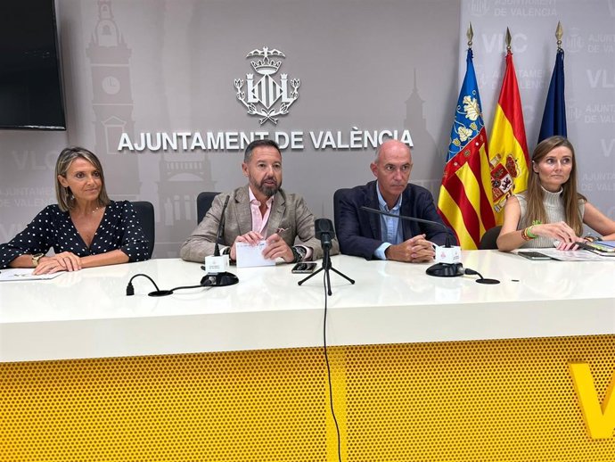 Archivo - Imagen de archivo de Juanma Badenas (segundo por la izquierda) con los otros tres ediles de Vox en el Ayuntamiento de València.