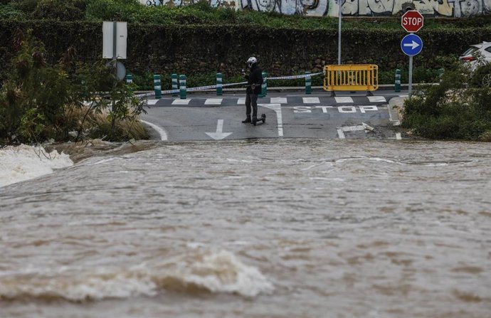 Vecinos durante la crecida del río Palancia a su paso por Sagunt, a 4 de marzo de 2025, en Valencia (España). 