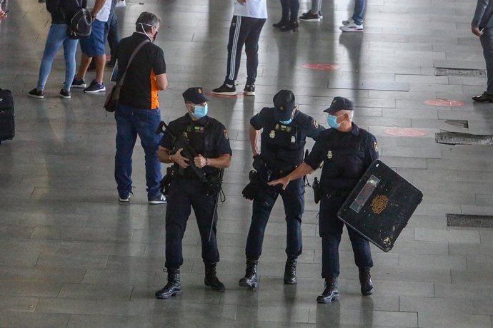 Archivo - Arquivo - Policiais da Polícia Nacional guardam o T4 no Aeroporto Adolfo Suárez Madrid-Barajas em Madri, Espanha, em 9 de outubro de 2020. O Ministério do Interior começou a implantar uma extensa operação de controles policiais em Madri e no res