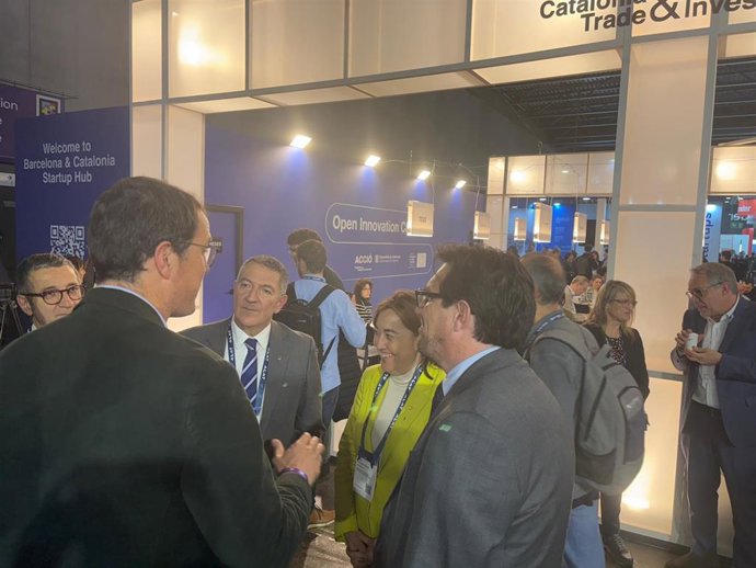 Los consellers Miquel Sàmper y Sílvia Paneque, en el estand de Acció del MWC.