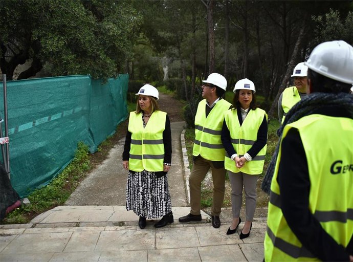 La delegada de la Junta en Málaga, Patricia Navarro, visita el IES Miraflores de Málaga.